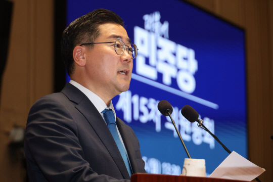박찬대 더불어민주당 당대표 직무대행 겸 원내대표가 5일 오후 국회에서 본회의를 앞두고 열린 의원총회에서 발언하고 있다. [연합뉴스 제공]